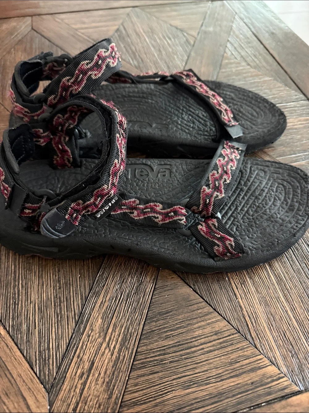Teva Vintage Terradactyl Sport Sandals Black & Red Aztec Print Men’s Size 10